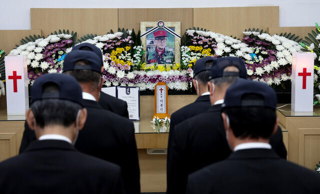 인천상륙작전에 참가한 전설의 해병대 1기 이봉식옹이 22일 낮 12시께 별세했다. 23일 오전 포항세명기독병원에 마련된 빈소에서 경북 무공수훈자회 회원과 선양단, 후배 해병대원이 고인의 명복을 빌고 있다. /이용선기자 photokid@kbmaeil.com