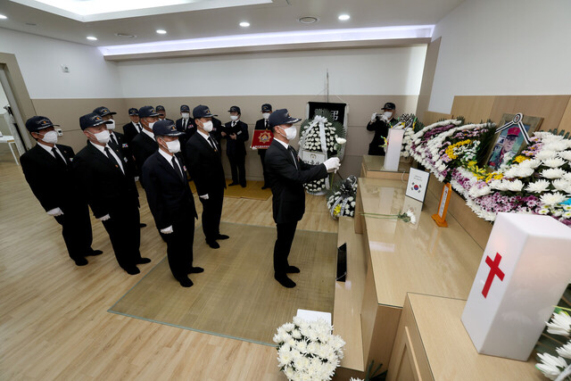 인천상륙작전에 참가한 전설의 해병대 1기 이봉식옹이 22일 낮 12시께 별세했다. 23일 오전 포항세명기독병원에 마련된 빈소에서 경북 무공수훈자회 회원과 선양단, 후배 해병대원이 고인의 명복을 빌고 있다. /이용선기자 photokid@kbmaeil.com
