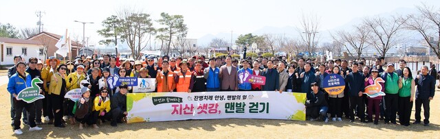 구미 지산샛강생태공원 맨발걷기 대회 참가자들이 기념촬영을 하고 있다. /구미시제공