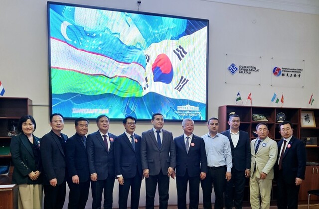 경주시와 경주상의 관계자들이 지난 20일 사마르칸트 상공회의소에서 오이벡 함라예브 사마르칸트 부주지사와 사마르칸트 상공회의소 관계자들과 기념촬영을 하고 있다. /경주시제공