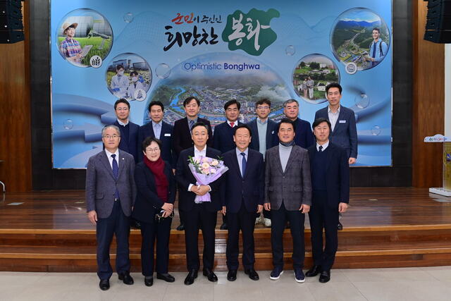 봉화군 홍보대사로 위축된 배우 이성민씨가 지역 관계자들과 기념촬영을 하고 있다. /봉화군제공