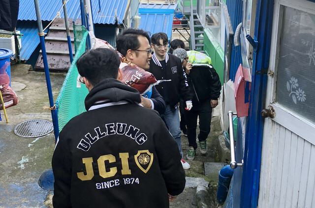 울릉청년회의소 회의원들 어려운 이웃에 쌀을 전달하는 모습 ,/김두한기자 