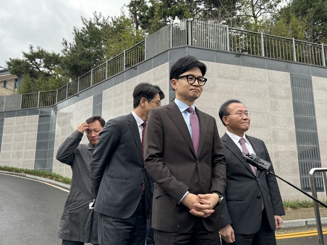 26일 오전 11시쯤 박근혜 전 대통령 사저를 예방한 국민의힘 한동훈 비상대책위원장. /김재욱기자 kimjw@kbmaeil.com