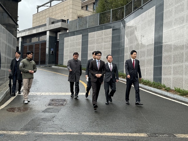 박근혜 전 대통령 사저를 방문한 한동훈 국민의 힘 비상대책위원장./김재욱기자
