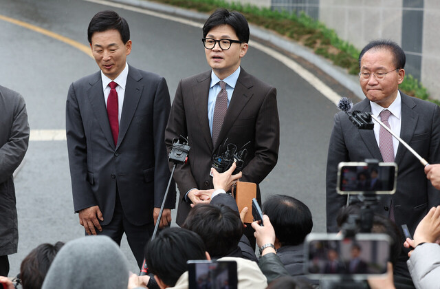 국민의힘 한동훈 총괄선거대책위원장이 26일 대구 달성군 박근혜 전 대통령 사저 앞에서 박 전 대통령 예방을 마친 후 기자들의 질문에 답하고 있다. /연합뉴스