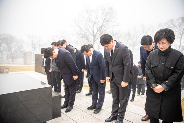 강명구 후보와 13명의 시도의원들이 충혼탑에서 순국선열과 호국영령들에 대한 넋을 기리고 있다./강명구 후보 선거사무소 제공