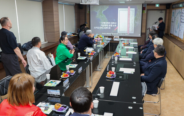 독도가 왜 한국 땅인지 몽골어로 번역한 영상을 상영하고 있다,/울릉군의회