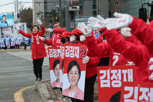 제22대 국회의원선거 공식 선거운동 첫날인 28일 오전 포항시 북구에 출마한 국민의 힘 김정재 후보가 우현 사거리에서 지지를 호소하고 있다. /이용선기자 photokid@kbmaeil.com
