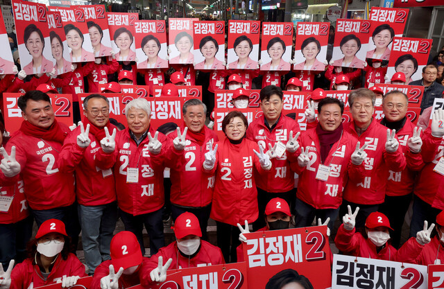 제22대 국회의원선거 공식 선거운동 첫날인 28일 오후 포항시 북구 지역구에 출마한 국민의 힘 김정재 후보가 죽도시장에서 출정식을 하고 있다. /이용선기자 photokid@kbmaeil.com