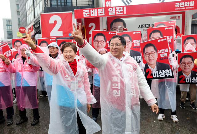 제22대 국회의원선거 공식 선거운동 첫날인 28일 오후 포항시 남구·울릉군 지역구에 출마한 국민의 힘 이상휘 후보가 연일시장에서 출정식을 하고 있다. /이용선기자 photokid@kbmaeil.com
