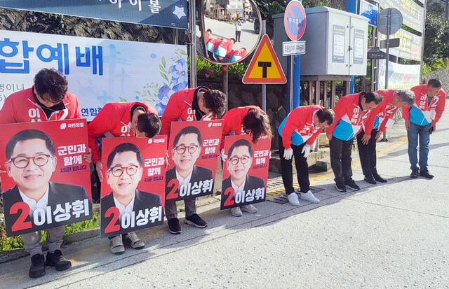 출근길 군민들에게 인사로 지지를 호소하는 이상휘 후보./김두한기자 