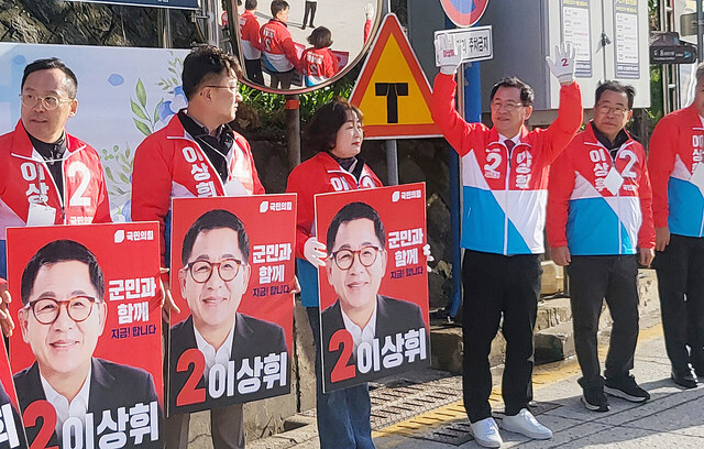 울릉도 도동리 삼거리에서 출근길 군민들에게 손을 흔들고 있는 이상휘 후보./김두한 기자