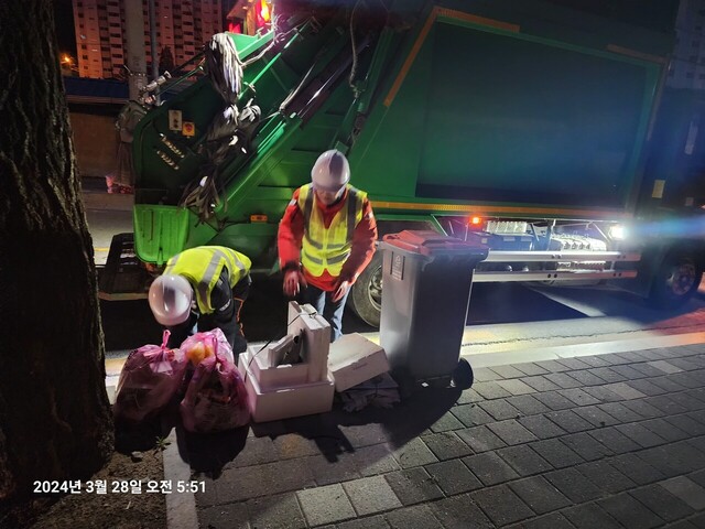 환경미화원과 함께 쓰레기를 옮기는 임종득 후보