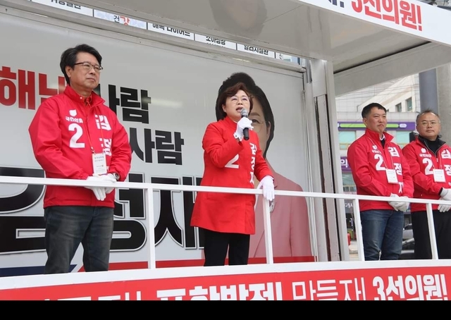 29일  유세차를 타고 로드 유세를 벌이고 있는 포항북구 국민의 힘 김정재 후보/ 김정재 후보측 제공.