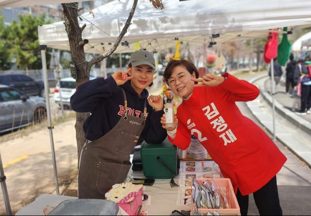 29일 우창동 거리에서 열린 프리마켓을 방문한 포항북구 국민의힘 김정재 후보/ 김정재 후보측 제공. 