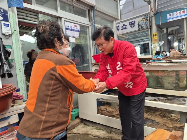 의성·청송·영덕·울진국민의힘 박형수 후보는 총선 선거운동 삼일째인 30일 오전 영덕 영해만세시장 에서 군민들에게 인사를 하며 지지를 호소했다.
