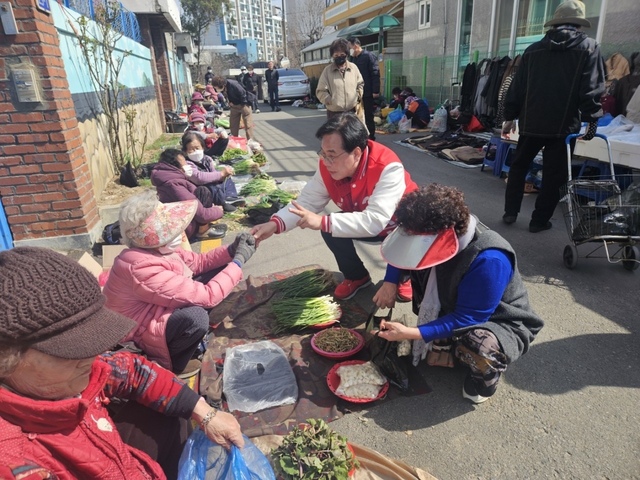 상인들을 만나 지지를 호소하는 송언석 후보.