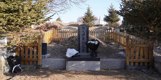 시인 윤동주 묘역. 1945년 2월 16일, 차디찬 감옥에서 만 27세의 한 청년이 눈을 감았다. 동주는 한 줌의 재가 되어 용정 동산공원에 묻혔다.