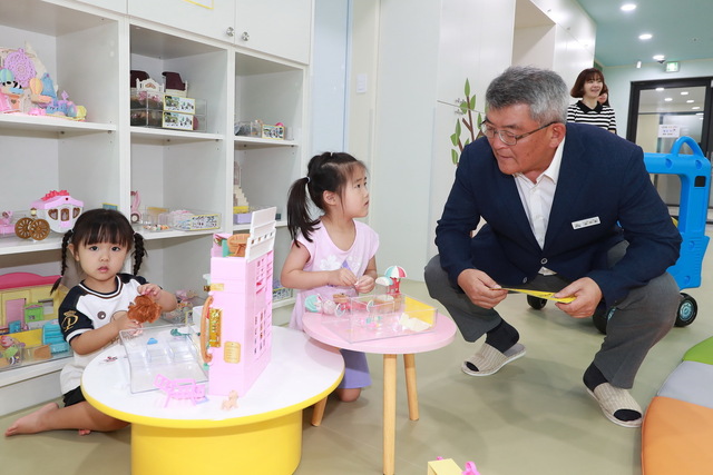 장난감도서관을 찾은 김학동 예천군수. /예천군제공 