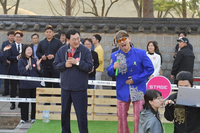 대릉원돌담길 벚꽃축제 야외공연 무대에 오른 주낙영 경주시장. /경주시제공