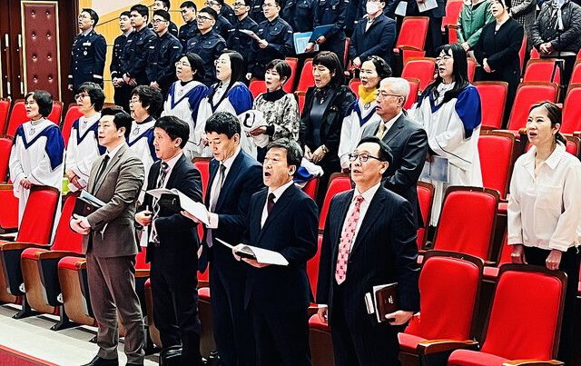 울릉군 기독교 목회장와  남한권 울릉군수, 교인들이 찬송가를 부르고 있다. /울릉군기독교연합회