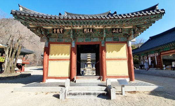 포항 보경사 천왕문.  /문화재청 제공