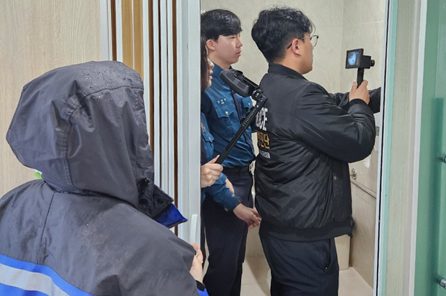 다중이용시설 화장실을 철저하게 점검하는 울릉경찰관들./울릉경찰서