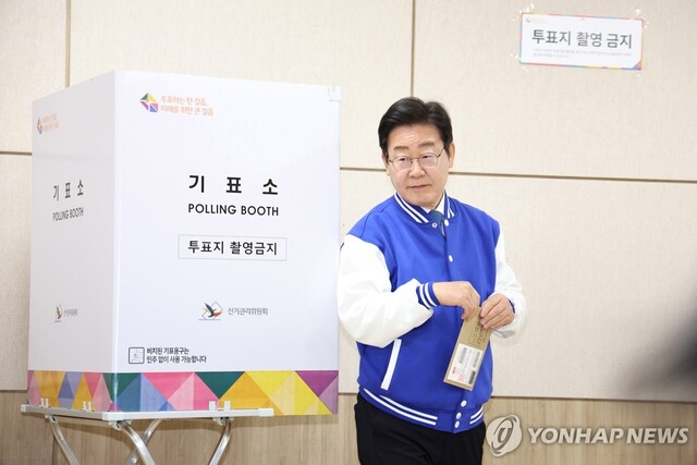 더불어민주당 이재명 대표가 제22대 국회의원선거 사전투표일인 5일 오전 대전 중구 대전평생교육진흥원에 마련된 사전투표소에서 투표하고 있다. /연합뉴스