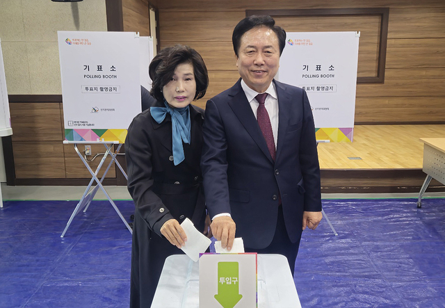 권기창 안동시장과 부인 황순녀 여사가 안동시 강남동에 마련된 사전투표소에서 소중한 한 표를 행사하고 있다./피현진 기자