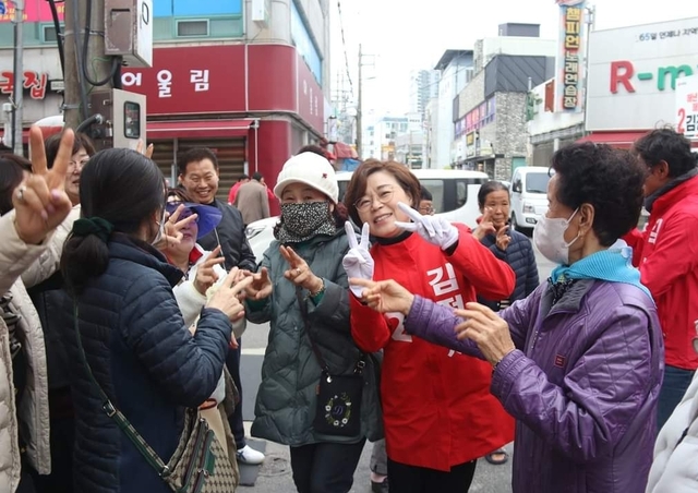 김정재 후보는 지난 4일 두호종합시장 등을 찾아  지지를 호소했디