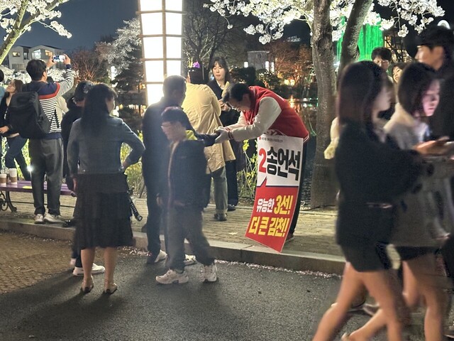 시민들의 손을 붙잡으며 지지를 호소하고 있는 송언석 후보. /송언석후보 사무실제공