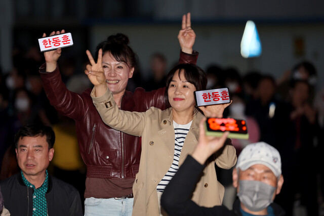 6일 오후 경산시 국민의 힘 조지연 후보의 지원유세를 위해 경산을 방문한 한동훈 총괄선대위원장을 응원하는 시민들이 스마트폰을 이용해 지지를 보내고 있다. /이용선기자 photokid@kbmaeil.com