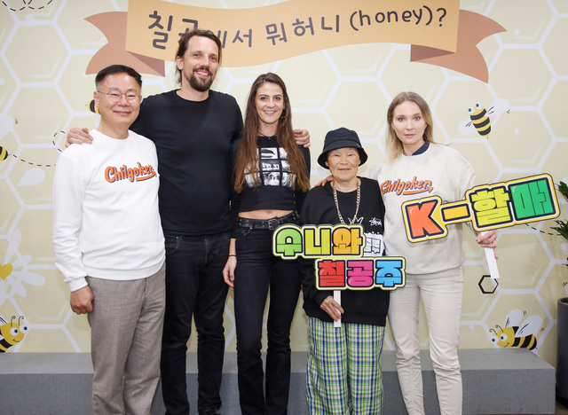 왼쪽부터 김재욱군수와 파트리차 스카프스카 감독, 사진작가 마르친 리체크,박점순할머니,카타자나 토마셰프스카 영사. /칠곡군제공