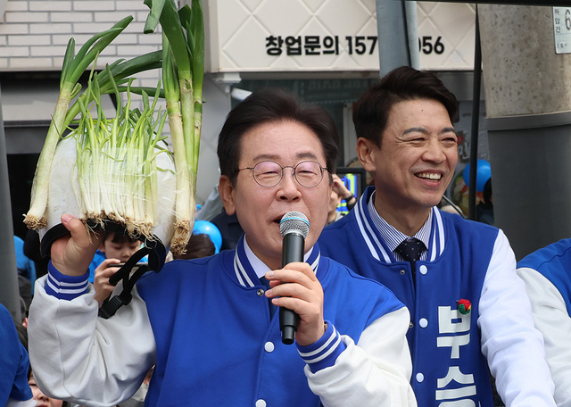 더불어민주당 이재명 대표가 6일 경기 용인시 수지구 풍덕천사거리에서 지원 유세를 하던 중 대파 헬멧을 들어 보이고 있다.  /연합뉴스