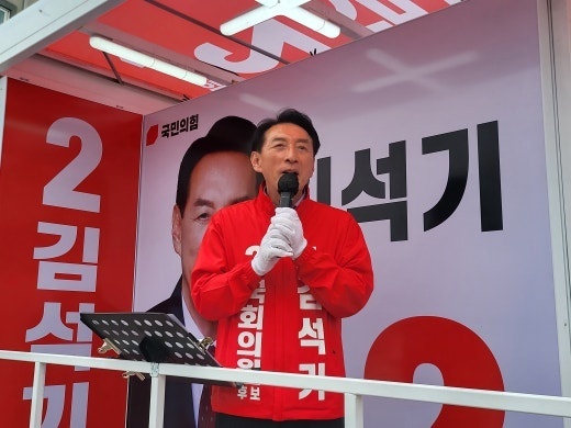 유세차에서 경주발전을 설명하고 있는 김석기후보. /김석기후보측제공