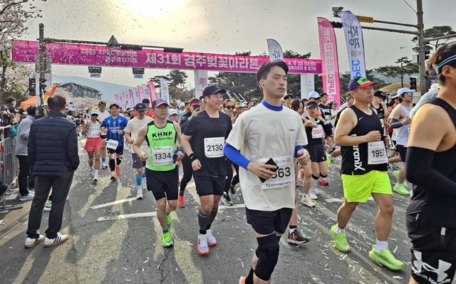 경주벚꽃마라톤 대회에 참가한 마라토너들이 보문단지 마라톤 코스를 달리고 있다. /경주시제공