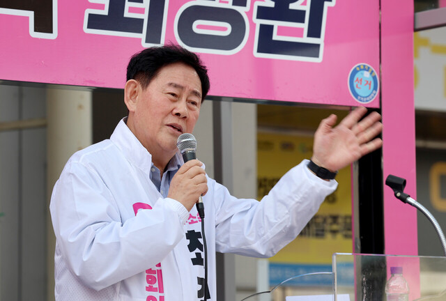 유세를 벌이는 국민의힘 조지연 후보와 무소속 최경환 후보./이용선기자