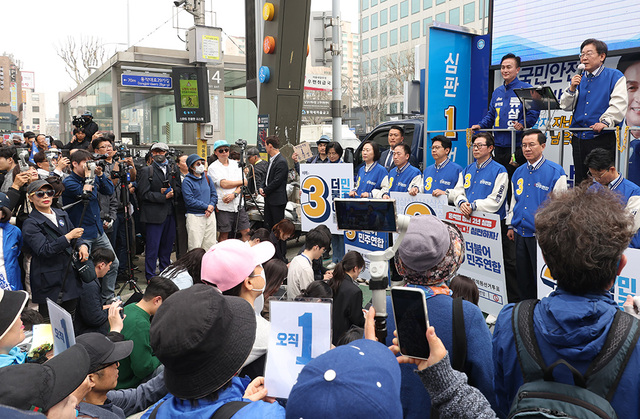 더불어민주당 이재명 대표가 8일 동작구 남성사계시장 입구에서 류삼영 후보 지원 유세를 하고 있다.  /연합뉴스