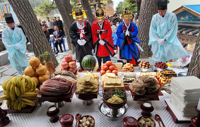 제관 , 집사,  축관이 제를 올리기전 준비하고 있다./김두한 기자 