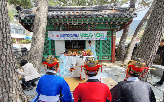 제관 외 기원하고 싶은 사람들이 제례를 올리고 있다./김두한 기자