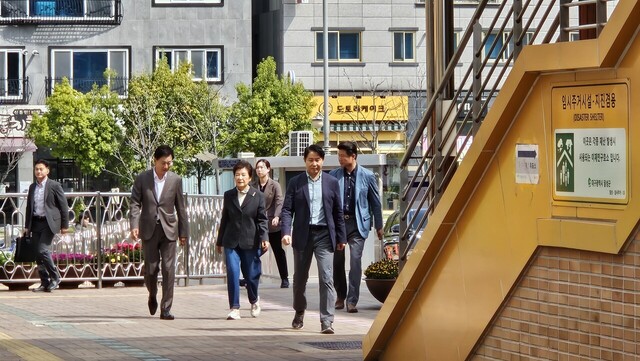 10일 오전 10시 33분 박근혜 전 대통령이 달성군 유가읍에 위치한 대구비슬초등학교 투표소에 도착해 투표를 위해 발길을 옮기고 있다.