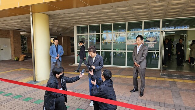 10일 오전 10시 33분 박근혜 전 대통령이 달성군 유가읍에 위치한 대구비슬초등학교 투표소에서 투표 후 기자들 앞에서 투표 참여를 권하고 있다.