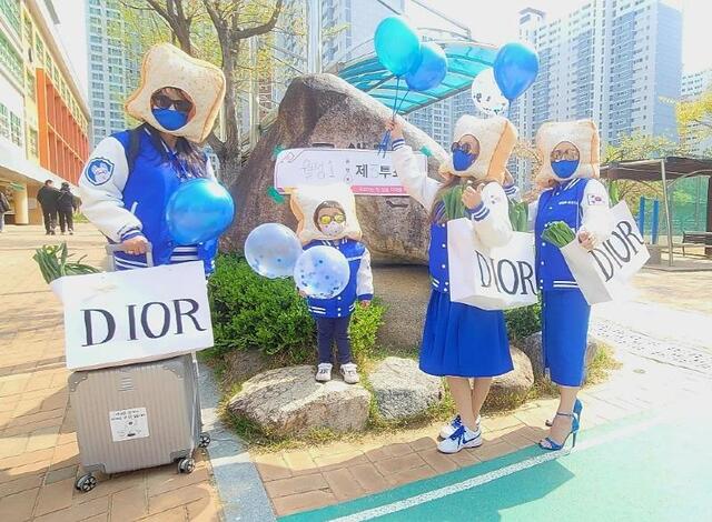 10일 대구시 달서구 월성1동 투표소 인근에서 파란색 옷을 입은 시민들이 ‘DIOR’라고 적힌 종이가방을 매고 대파를 꽂은 채 포즈를 취하고 있다. /보배드림 캡처