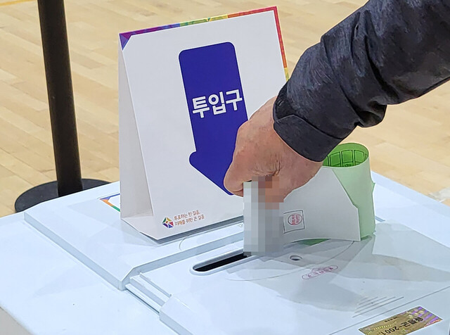 울릉주민이 투표항에 투표지를 넣고 있다./ 김두한기자 