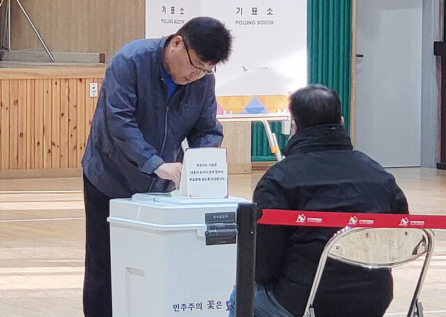 울릉도 주민이 소중항 주권을 행사하고 있다./김두한기자