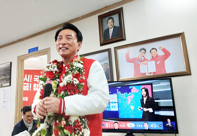 경주지역에 출마한 국민의힘 김석기 후보가 10일 저녁 개표결과 당선이 확정되자 기뻐하고 있다.김석기 의원은 이로써 경주에서 3선 고지에 오르는 국회의원이 됐다. /황성호기자