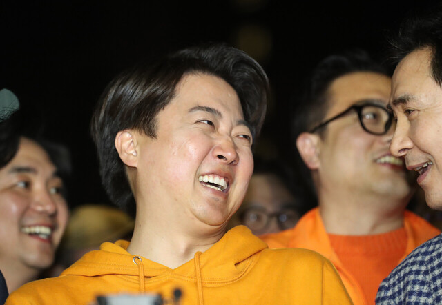 제22대 국회의원선거 화성을에 출마한 개혁신당 이준석 후보가 11일 오전 경기도 화성시 여울공원에서 당선이 유력시되자 기뻐하고 있다. /연합뉴스