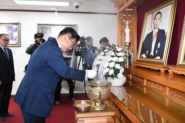 박정희 대통령 생가를 찾은 강명구 당선인이 헌향하고 있다./구미시 제공