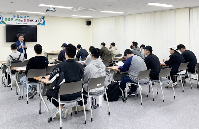 울릉군보건의료원에 부임한 공중보건의사의 직무교육현장./울릉군