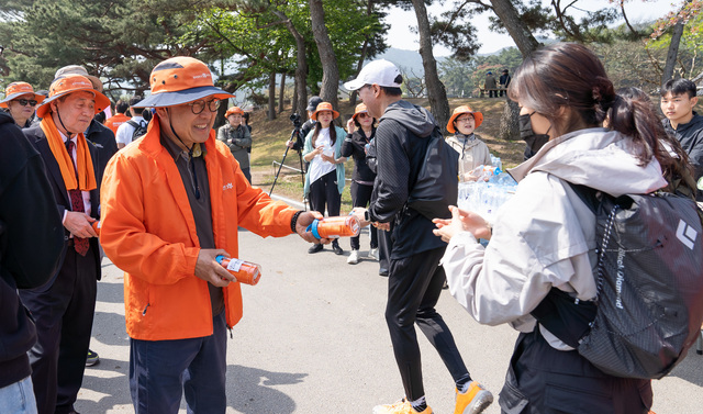 제44회 동국인 등산대회 모습. /동국대제공